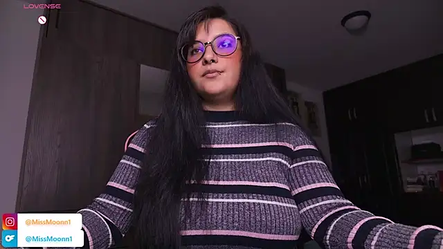 Steph moon  online show from 8, 11, 2025