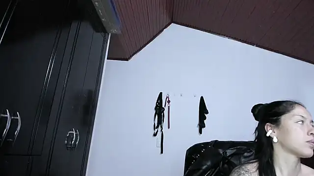 Snapshot of MistressVenena chatting on 24, 10, 2025 MistressVenena online show from 24, 10, 2025