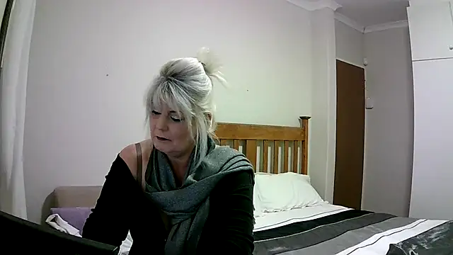 Miahotmilf online show from 31, 12, 2024