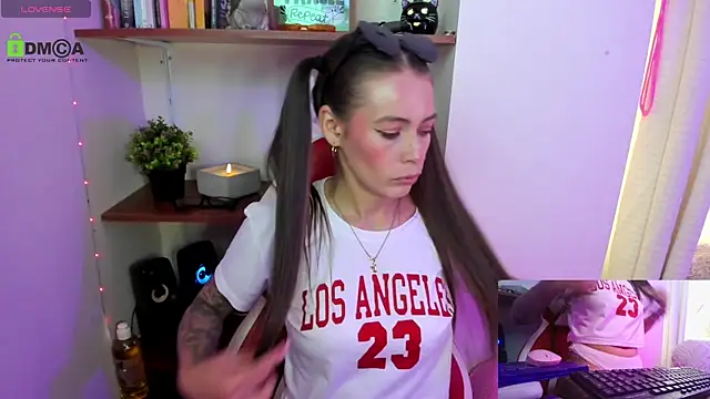 Snapshot of sweetlittlelisa chatting on 11, 11, 2025 sweetlittlelisa online show from 11, 11, 2025