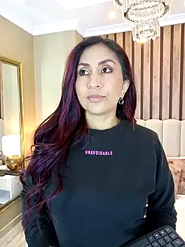 MonicaMoret online show from 10, 3, 2025