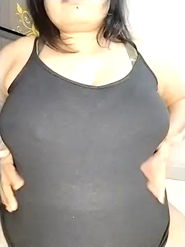 Snapshot of Tishani chatting on 19, 11, 2025 Tishani online show from 19, 11, 2025