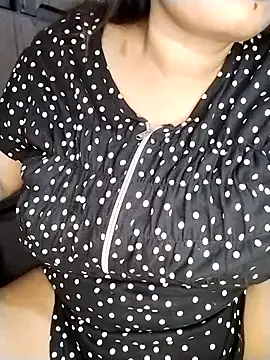 Snapshot of Tishani chatting on 15, 11, 2025 Tishani online show from 15, 11, 2025