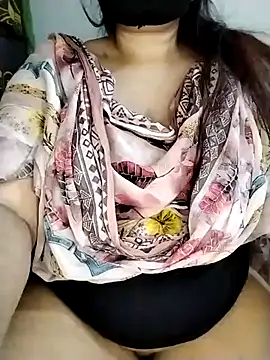 Snapshot of Tishani chatting on 26, 11, 2025 Tishani online show from 26, 11, 2025