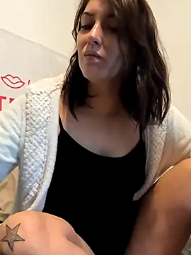 Snapshot of Linalicious chatting on 3, 10, 2025 Linalicious online show from 3, 10, 2025