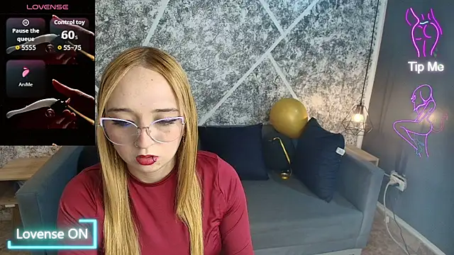 Snapshot of Liaroberts1 chatting on 6, 8, 2026 Liaroberts1 online show from 6, 8, 2026