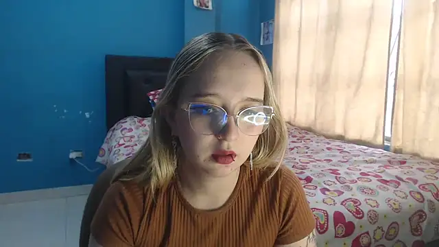 Liaroberts1 online show from 4, 12, 2025