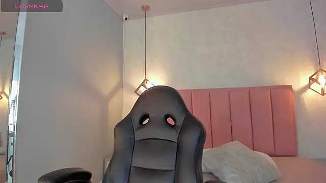 SUNNYCYRUS online show from 4, 11, 2025