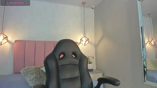 SUNNYCYRUS online show from 7, 11, 2025