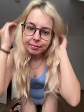 Snapshot of Livewithlucy chatting on 19, 5, 2026 Livewithlucy online show from 19, 5, 2026