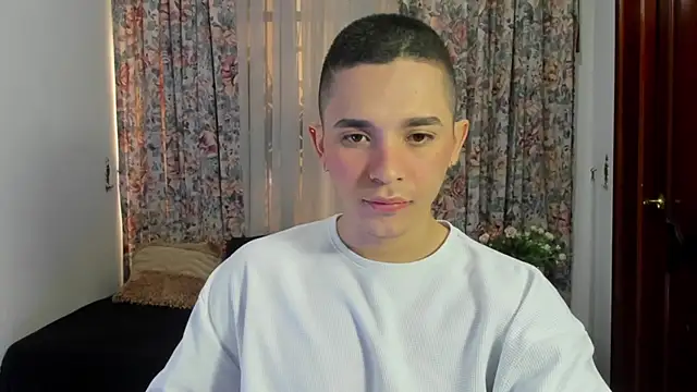 Snapshot of andeerr_ chatting on 6, 1, 2025 andeerr online show from 6, 1, 2025