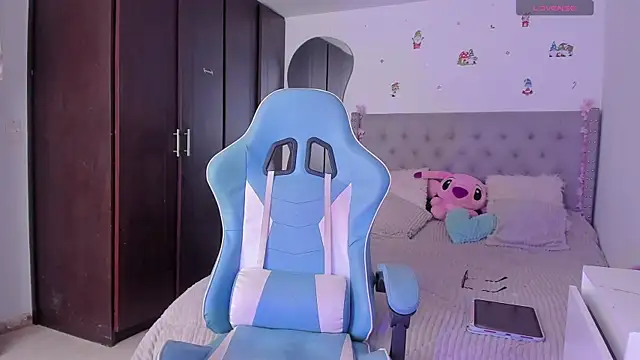 Snapshot of Violet_Rost chatting on 15, 4, 2026 Violet Rost online show from 15, 4, 2026