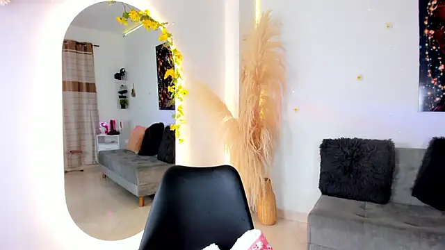 Snapshot of chantall_smith chatting on 8, 10, 2025 chantall smith online show from 8, 10, 2025