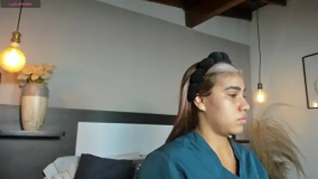 SaraaJhonsonn online show from 9, 4, 2026