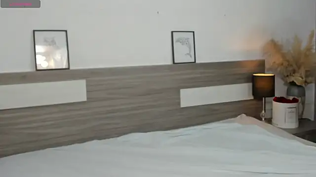 SaraaJhonsonn online show from 14, 4, 2026