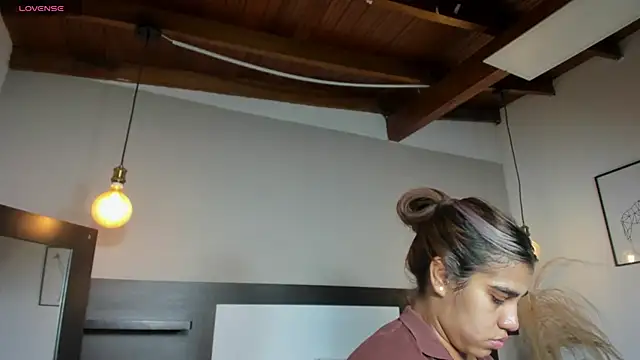 SaraaJhonsonn online show from 25, 3, 2026