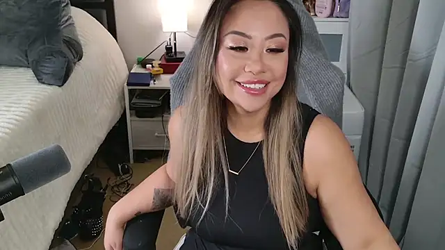 SpikedBella online show from 2, 2, 2025