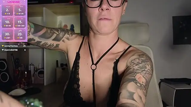 Snapshot of Tatjana_Sue chatting on 2, 2, 2025 Tatjana Sue online show from 2, 2, 2025