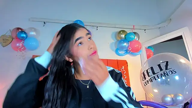 Snapshot of valen_rose0 chatting on 22, 10, 2025 valen rose0 online show from 22, 10, 2025