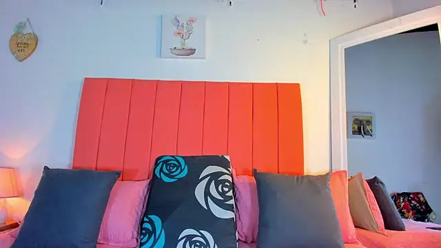 Snapshot of valen_rose0 chatting on 27, 10, 2025 valen rose0 online show from 27, 10, 2025