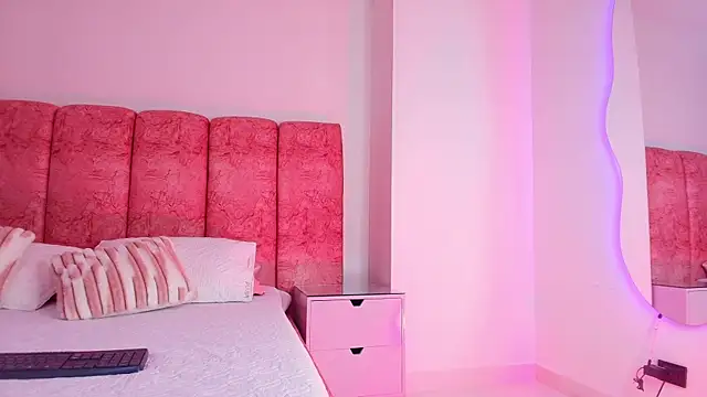 Snapshot of kendal_rossi chatting on 2, 12, 2025 kendal rossi online show from 2, 12, 2025