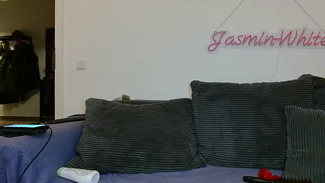 Snapshot of Jasmin-White chatting on 17, 5, 2026 Jasmin-White online show from 17, 5, 2026