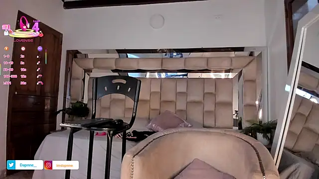 Dapnne  online show from 10, 10, 2025