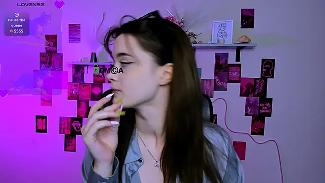 liana kisses online show from 4, 4, 2026