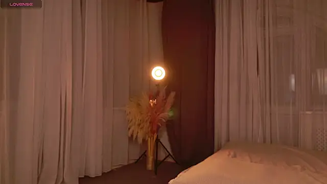 Snapshot of EmiliaDreams chatting on 6, 11, 2025 EmiliaDreams online show from 6, 11, 2025