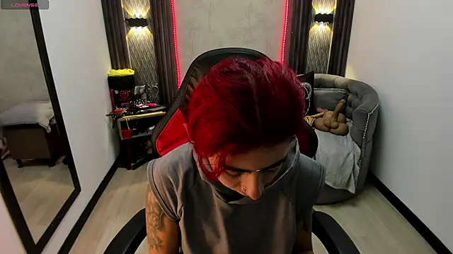 selene red  online show from 28, 2, 2025