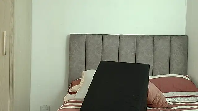 karina lewis  online show from 25, 4, 2026