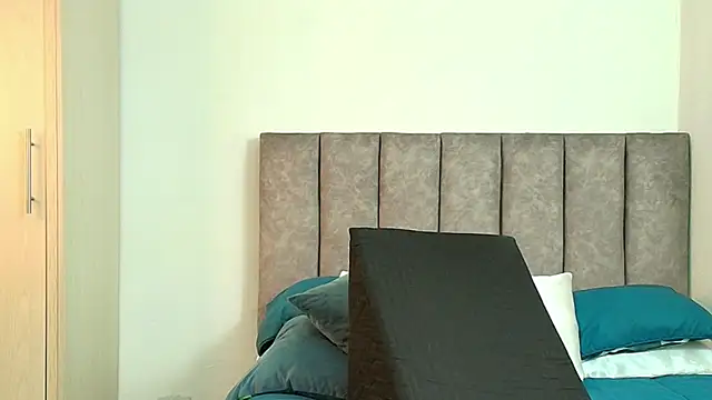 karina lewis  online show from 11, 4, 2026