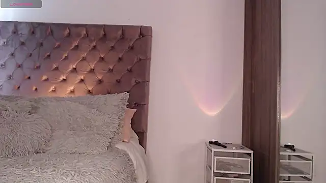 Roussmariehenao online show from 4, 11, 2025