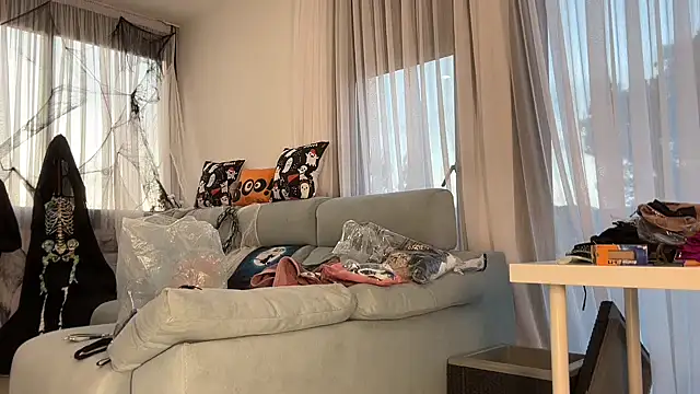 Mika Miller online show from 31, 10, 2025