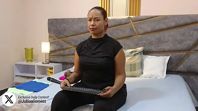 Julia Gomes online show from 2, 3, 2025