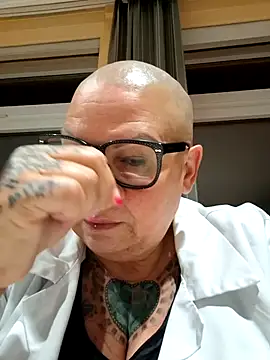 gepiercte nippel online show from 15, 4, 2026