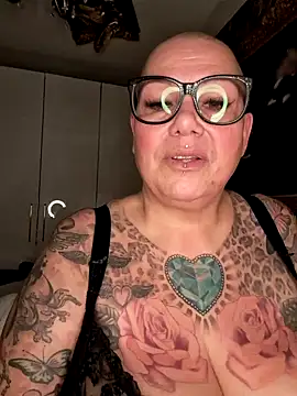 gepiercte nippel online show from 9, 12, 2024