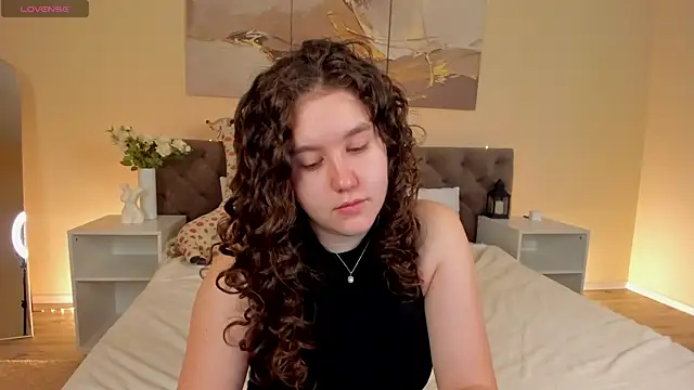 Snapshot of Ariella_Sol chatting on 4, 6, 2026 Ariella Sol online show from 4, 6, 2026