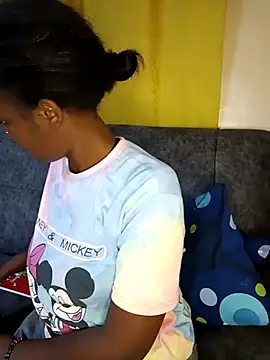 pretty-eyes23 online show from 17, 2, 2025