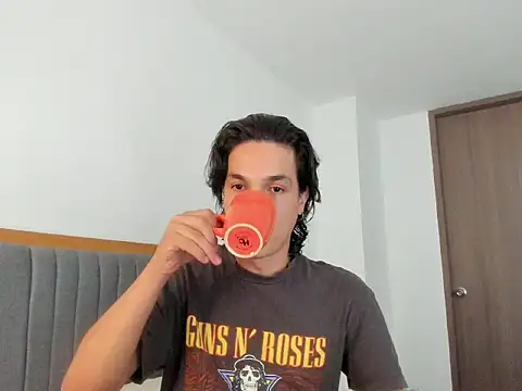 uglycoyote18 online show from 25, 4, 2026