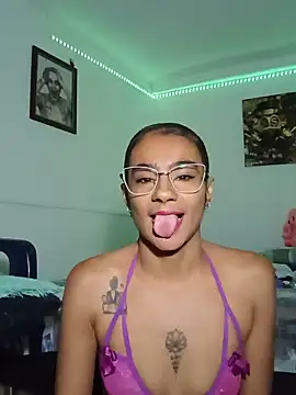 Snapshot of Leslly_ chatting on 10, 6, 2026 Leslly online show from 10, 6, 2026