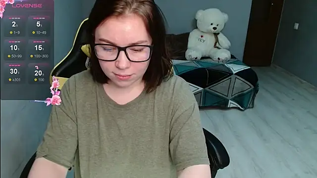 Emily Amorre online show from 4, 11, 2025