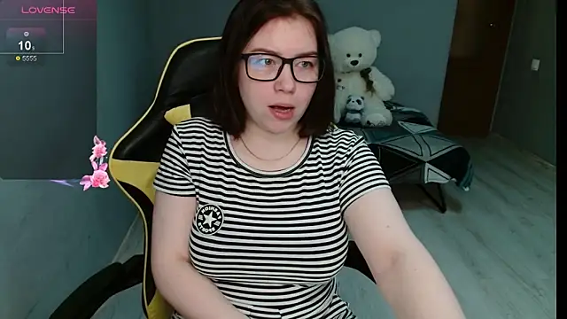 Emily Amorre online show from 6, 10, 2025
