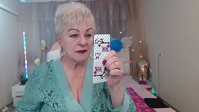 Snapshot of KayleSmoll chatting on 8, 10, 2025 KayleSmoll online show from 8, 10, 2025