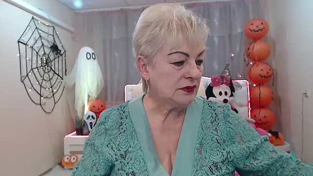 Snapshot of KayleSmoll chatting on 11, 10, 2025 KayleSmoll online show from 11, 10, 2025