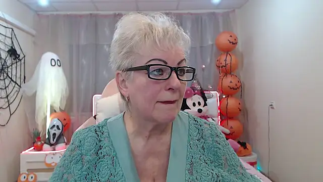 Snapshot of KayleSmoll chatting on 17, 10, 2025 KayleSmoll online show from 17, 10, 2025