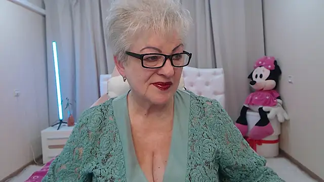 Snapshot of KayleSmoll chatting on 6, 5, 2026 KayleSmoll online show from 6, 5, 2026