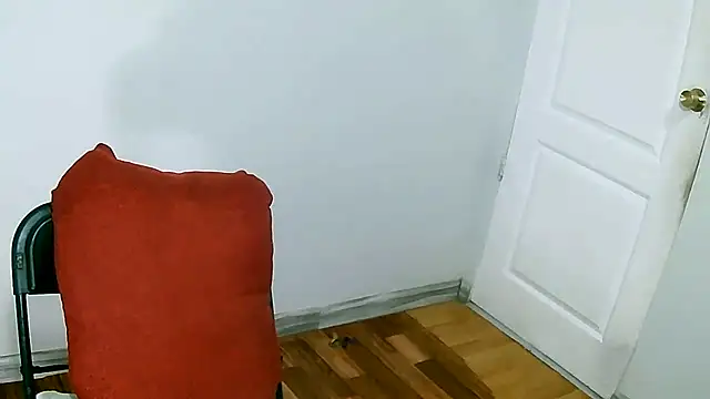 Snapshot of leona- chatting on 17, 10, 2025 leona- online show from 17, 10, 2025