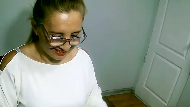 Snapshot of leona- chatting on 21, 12, 2025 leona- online show from 21, 12, 2025