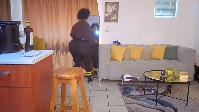 Snapshot of GiantBootyMilf chatting on 4, 11, 2025 GiantBootyMilf online show from 4, 11, 2025